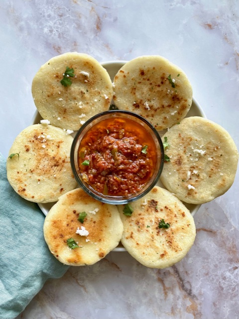 six repas surround a bowl of hoago.